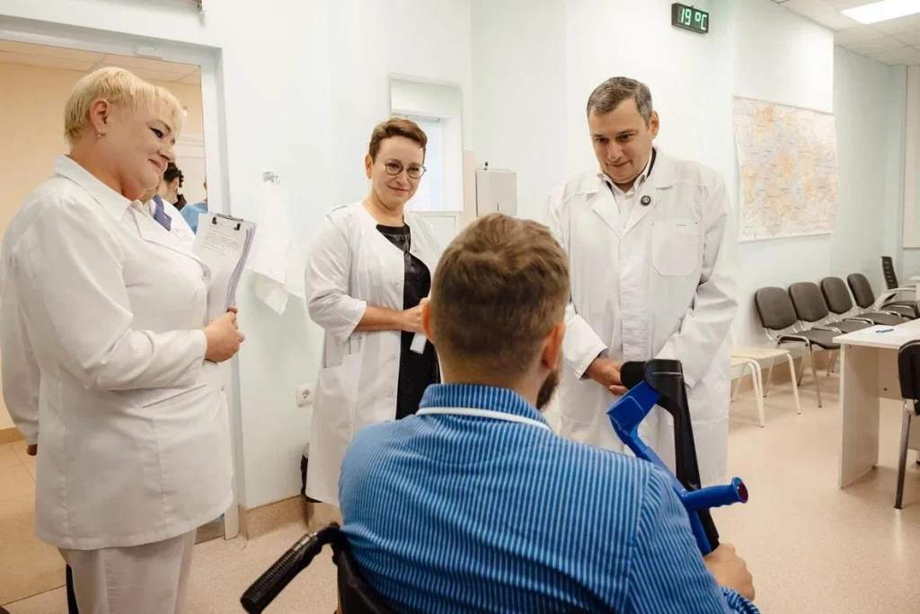 Хинштейн навестил в больнице пострадавших от атак ВСУ