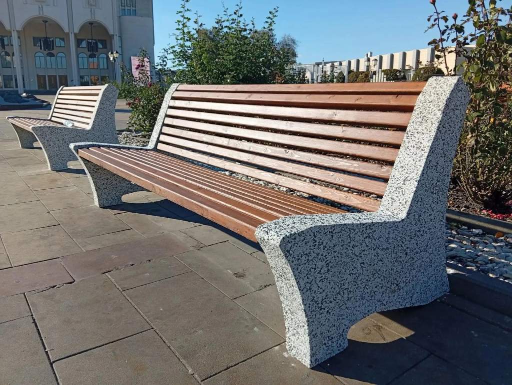 На Театральной площади Курска идет замена скамеек