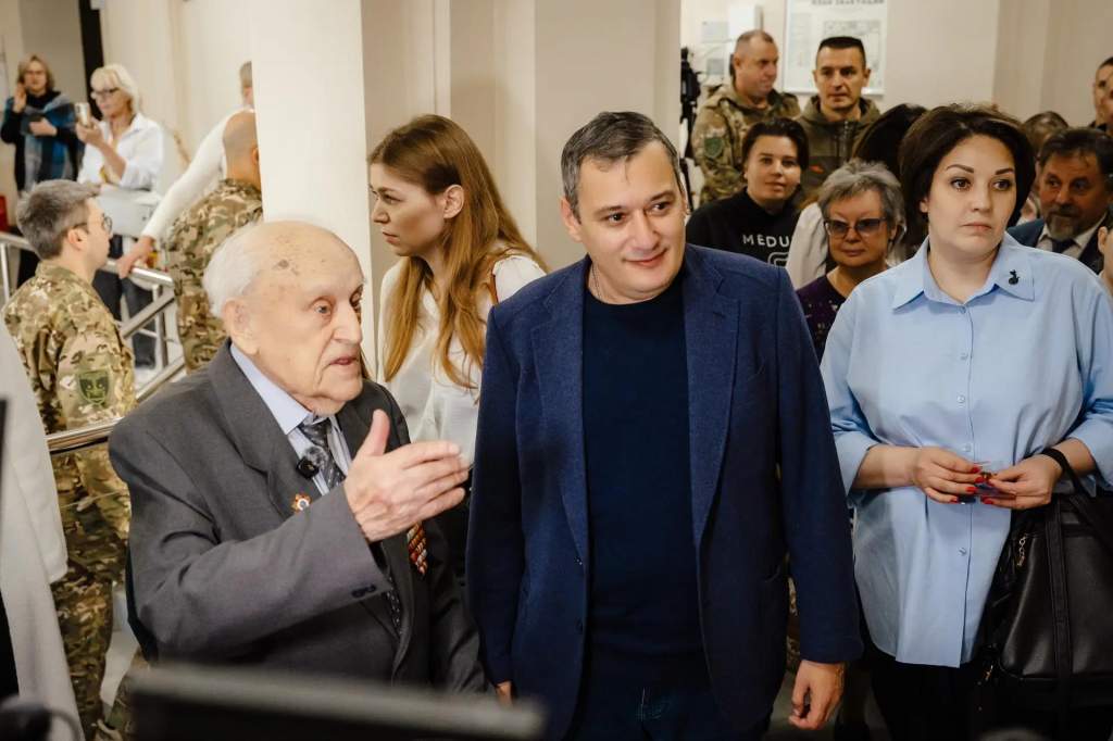 В Курске открылась выставка картин 100-летнего ветерана Игоря Антипенко