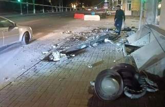 В Курске заменили сбитую автобусом опору освещения на улице Ленина