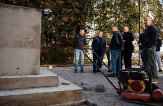 В Курске в сквере Брежнева идет установка памятника