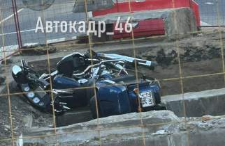 В Курске мотоциклист влетел в разрытие на Красной Армии