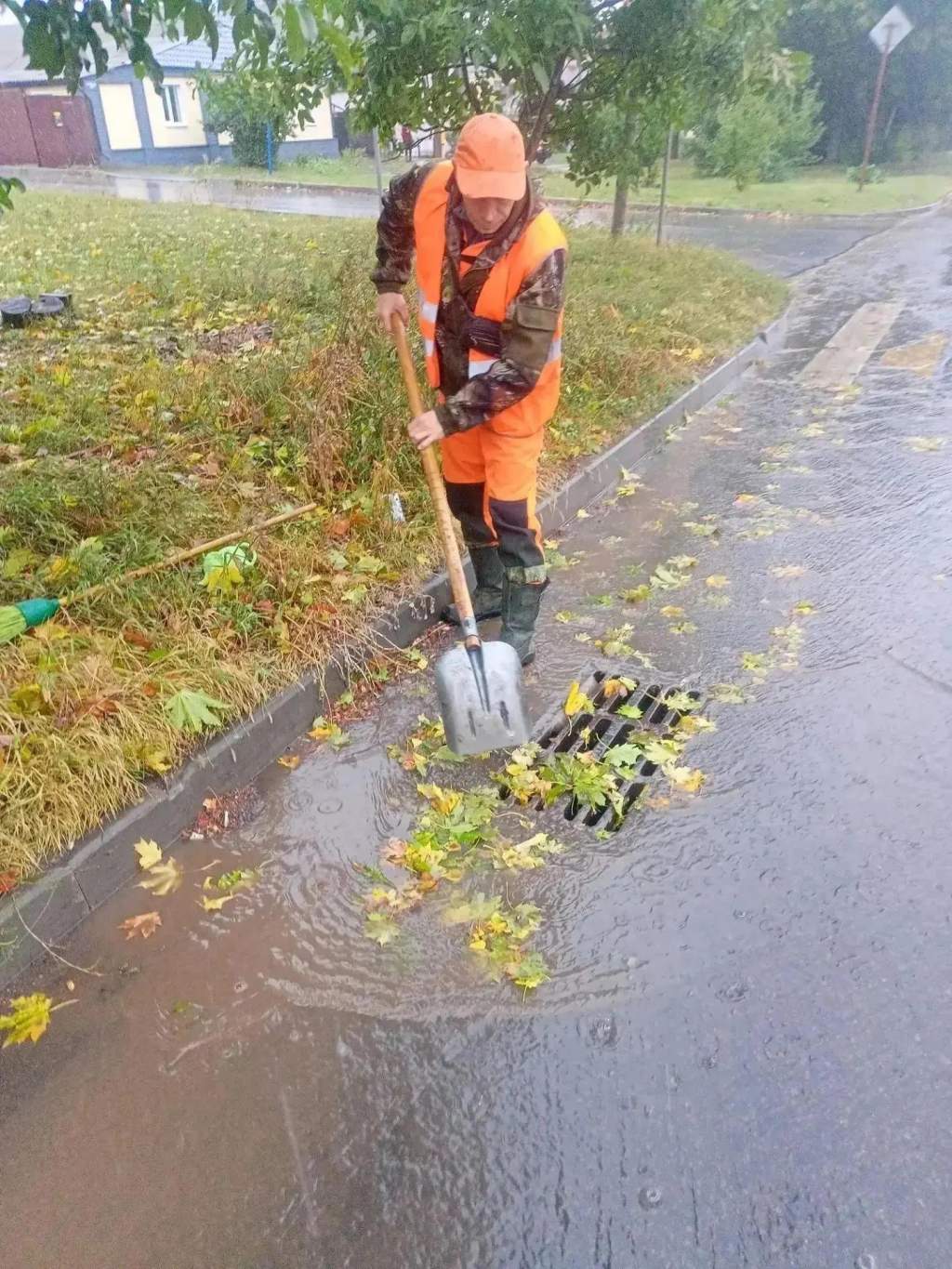 В Курске из-за дождей расчищают ливневки для предотвращения подтоплений