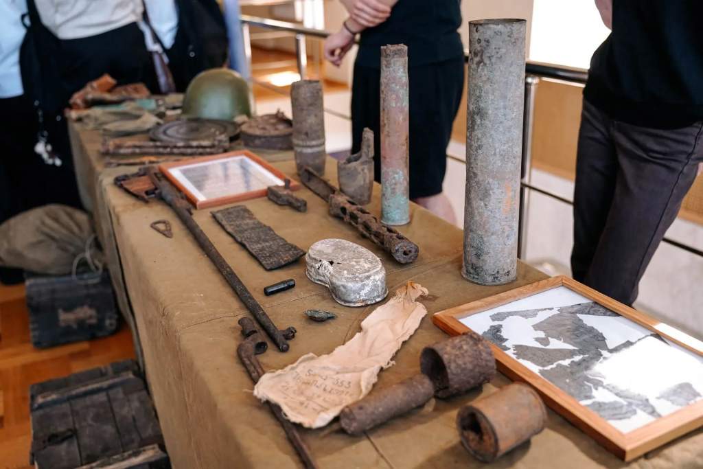 В Курске открыли выставку «Связь поколений» о войне и СВО