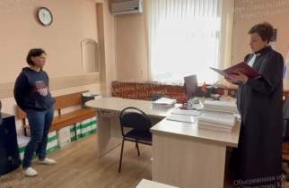 В Курске пьяная женщина ударила девочку по лицу на остановке