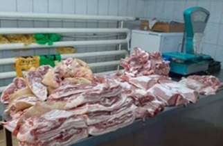 В Курской области на рынке торговали сомнительными субпродуктами