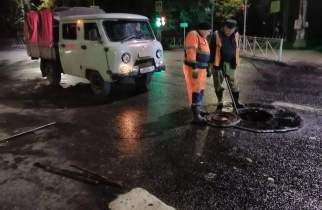 В Курске сточные воды из канализации затопили улицу Дейнеки