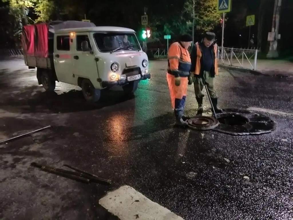 В Курске сточные воды из канализации затопили улицу Дейнеки
