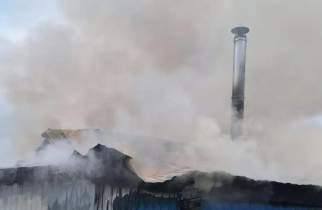 Под Железногорском баню охватило открытое пламя
