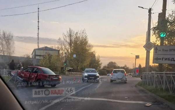 В Курске Audi пробила дорожное ограждение и вылетела на газон
