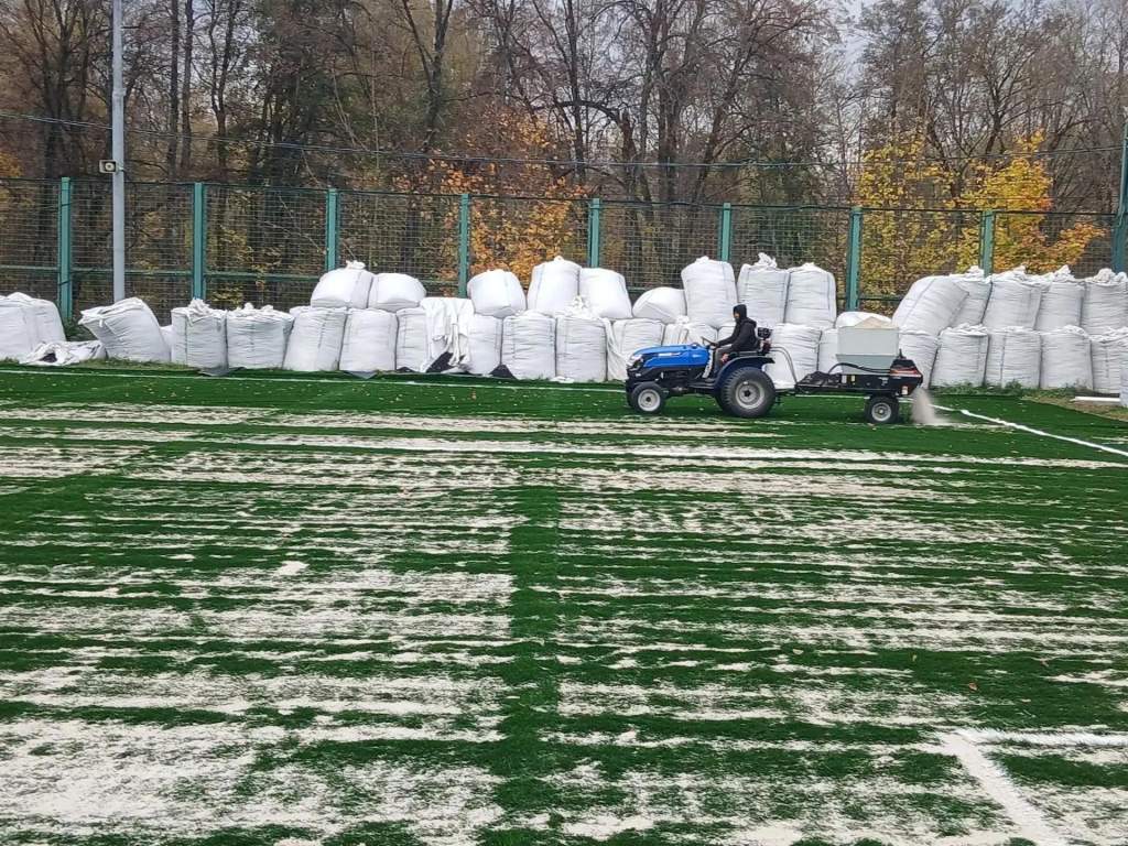 В Курске на Боевке заменили покрытие футбольного поля