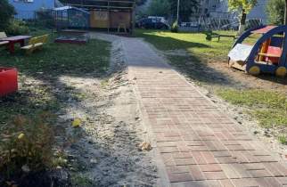 В детских садах Курска старый асфальт заменяют тротуарной плиткой