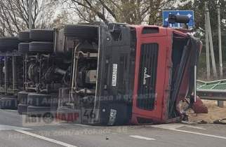 Под Курском на объездной дороге опрокинулась фура