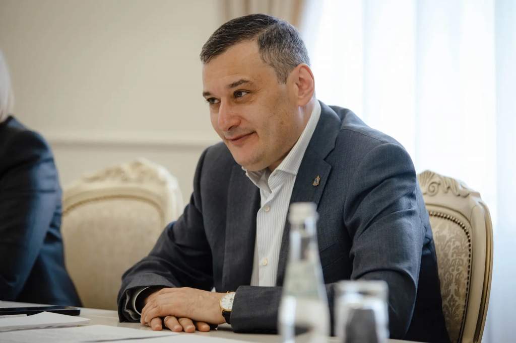 Хинштейн получил поздравления с днем рождения со всех уголков страны
