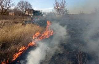 В Курской области возле поселка Солнечный загорелась трава на большой площади