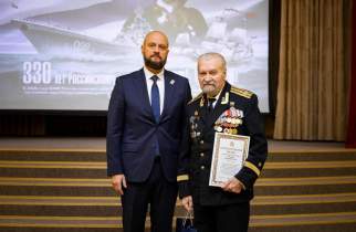 В Курске поздравили ветеранов Военно-морского флота с его 330-летием